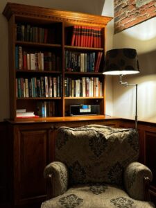 Tips for Creating a Cozy and Inviting Reading Nook in Your Home